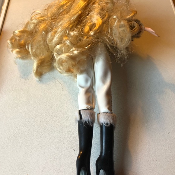 Bratz Designed By Cloe 2001 Doll - Picture 2 of 9